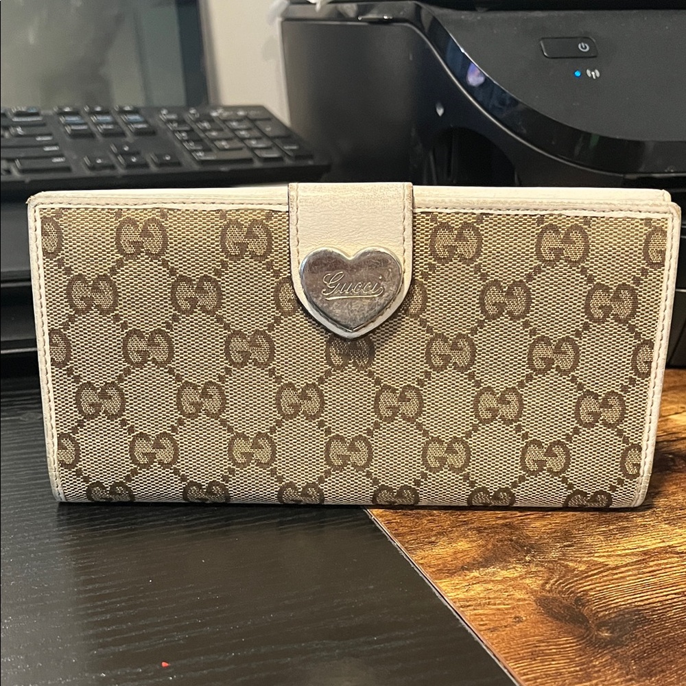 Gucci GG Monogram Heart long continental wallet in Beige canvas and White Trim